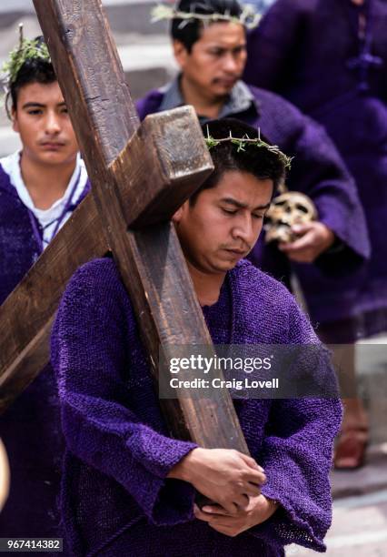 a christian carrying a cross in a reinactment on the steps of the san rafael chapel start the good friday procession santo encuentro - san miguel de allende, mexic - encuentro stockfoto's en -beelden