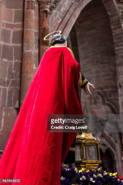 a statue of a saint is carried down the steps of the san rafael chapel during the good friday procession called santo encuentro - san miguel de allende, mexico - encuentro stockfoto's en -beelden