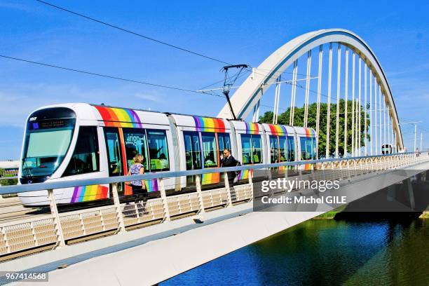 Pont sur la Maine et ligne de tramway, Angers, Maine et Loire, France.