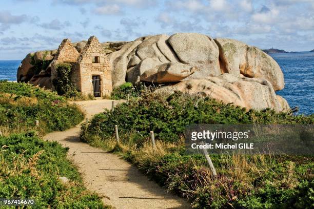 Ancien abri de douanier et rocher de granit rose, Ploumanach, Cotes d'Armor, France.