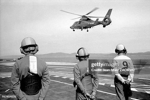 La revue navale à bord du porte-avion Foch, lors des cérémonies de célébration du 50e anniversaire du debarquement en Provence, le 14 août 1994.