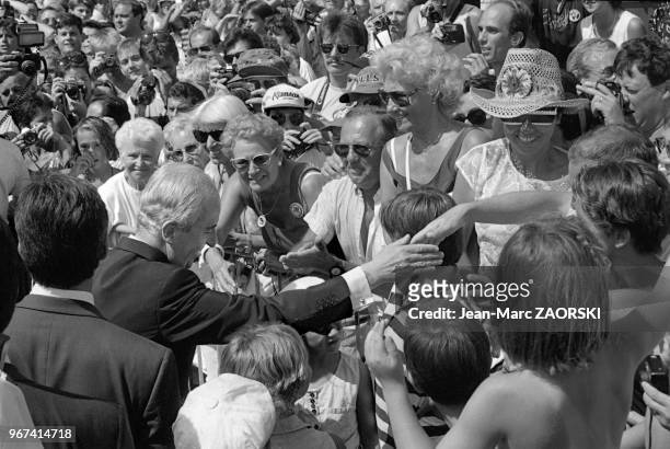 La foule saluant le Premier ministre Edouard Balladur, lors de la célébration du 50e anniversaire du debarquement en Provence, à Cavalaire, le 15...