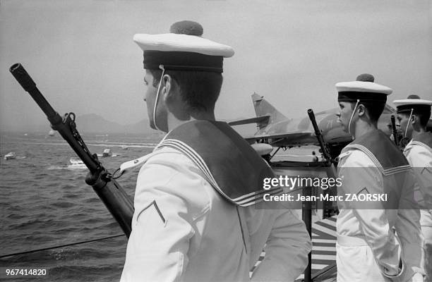 La revue navale à bord du porte-avion Foch, lors des cérémonies de célébration du 50e anniversaire du debarquement en Provence, le 14 août 1994.