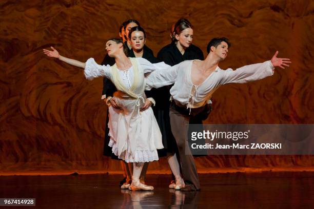 La danseuse américaine Kristina Bentz et le danseur cubain Leoannis Pupo-Guillen au premier plan, accompagnés des autres danseurs du Ballet de...
