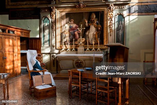 Vue de la salle Saint-Hugues, comprenant quelques lits destinés à des malades plus aisés, remarquable par ses peintures murales d'Isaac Moillon...