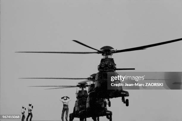 La revue navale à bord du porte-avion Foch, lors des cérémonies de célébration du 50e anniversaire du debarquement en Provence, le 14 août 1994.