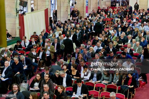 Les acheteurs lors de la 155eme vente aux enchères des vins des Hospices de Beaune, l'une des plus célèbres manifestations de charité au monde, en...