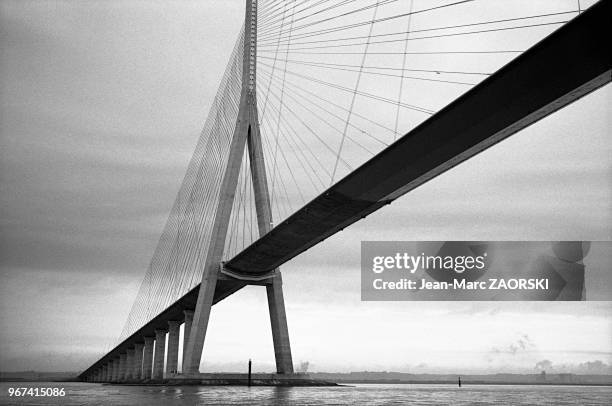 Le Pont de Normandie, monumental pont à haubans enjambant l'estuaire de la Seine et reliant le Havre à Honfleur, le 18 mai 1997, Calvados, France. Il...
