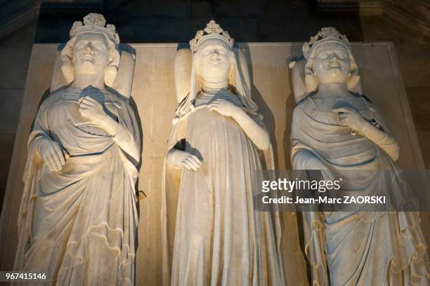 Gisants en marbre de Philippe V le long , roi de France et de Navarre, de Jeanne d'Evreux , troisieme apouse de Charles IV et de Charles IV le Bel...