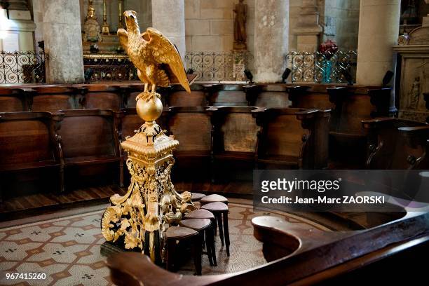 Vue interieure, avec une statue d'aigle, à l'arriere du choeur, de la cathedrale Saint-Apollinaire a Valence en France le 19 fevrier 2014.