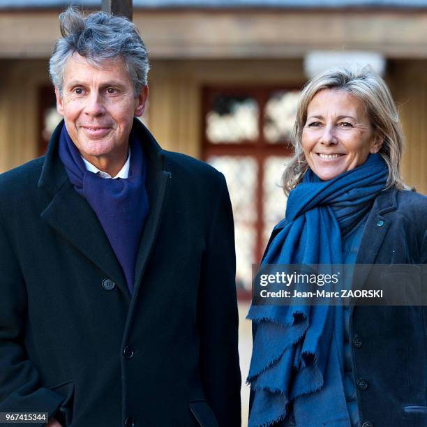 Le député-maire de Beaune Alain Suguenot en compagnie de la journaliste française Claire Chazal, invitée d'honneur cette année à la 155ème vente aux...