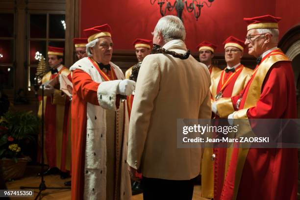 Le chapitre d'intronisation des nouveaux chevaliers du Tastevin, présidé par le grand maître de la Confrérie, Vincent Barbier, au château du Clos de...