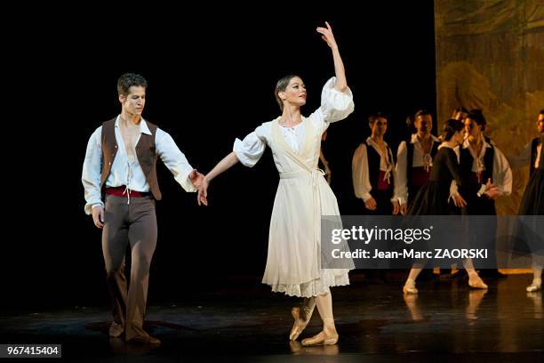 La danseuse américaine Kristina Bentz et le cubain Leoannis Pupo-Guillen avec les danseurs du Ballet de l'Opéra de Lyon, dans L Arlesienne, un ballet...