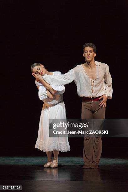 La danseuse américaine Kristina Bentz et le danseur cubain Leoannis Pupo-Guillen , dans L'Arlésienne, un ballet de Roland Petit , musique de Georges...