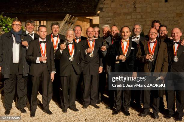 Un groupe de nouveaux chevaliers du Tastevin, au château du Clos de Vougeot, haut lieu de la gastronomie traditionnelle bourguignonne et des vins de...