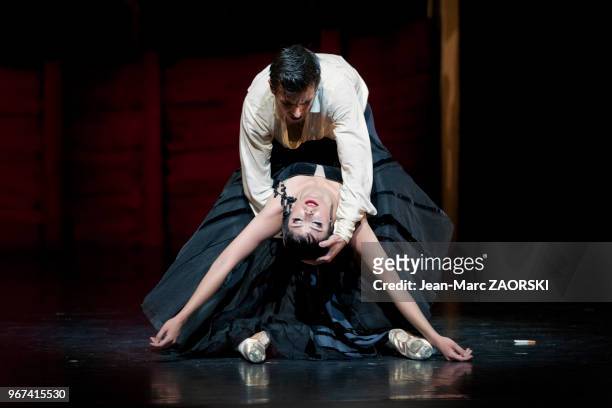 Jacqueline Baby et Edi Blloshmi , danseurs du Ballet de l'Opéra de Lyon, interprètent 'Carmen' de Roland Petit , musique de Georges Bizet, le 31...