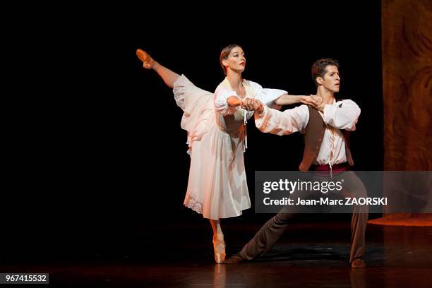 La danseuse américaine Kristina Bentz et le danseur cubain Leoannis Pupo-Guillen , dans L'Arlésienne, un ballet de Roland Petit , musique de Georges...