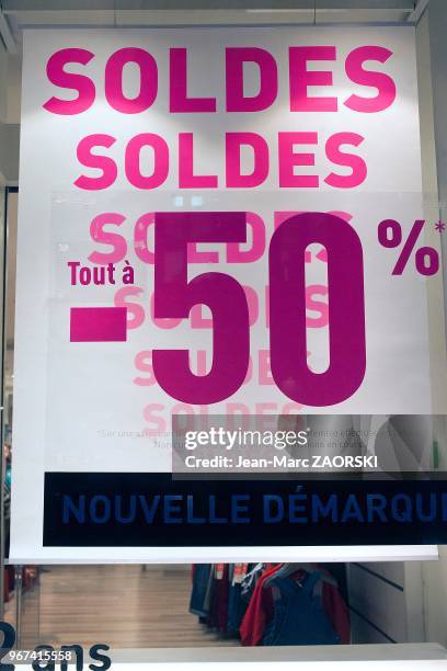 Les soldes d'hiver en vitrine à Marseille, le 19 janvier 2015.