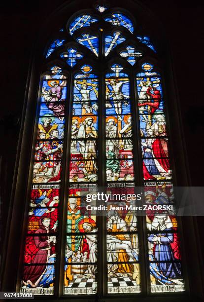 Vue du vitrail de la chapelle, avec dan sla partie supérieure des scènes de la crucifixion, dan sla partie médiane, Philippe le Bon, duc de Bourgogne...