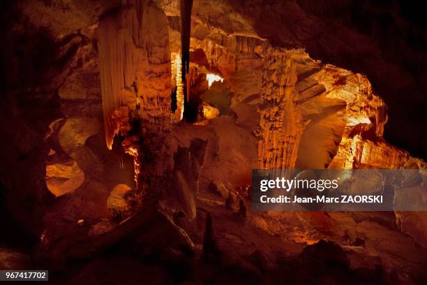 Vue de l'aven d'Orgnac et de ses stalagmites et stalagtites, aven aménagé pour le tourisme et classé Grand site de France, situé dans les gorges de...