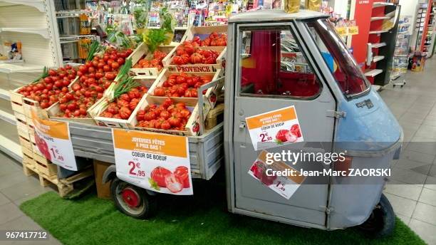 Mise en avant d'une promotion originale sur les tomates de Provence dans un supermarché, à Bouc-Bel-Air le 5 avril 2015.