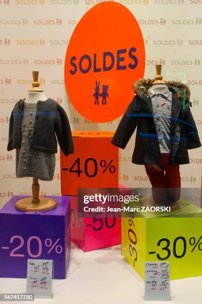 Les soldes d'hiver en vitrine à Marseille, le 19 janvier 2015.