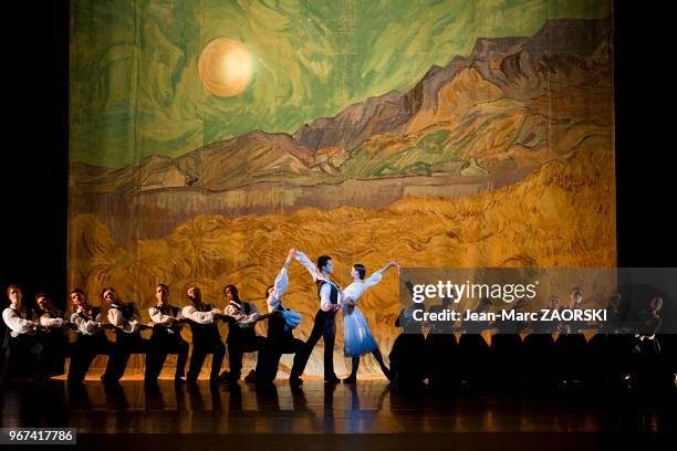 La danseuse américaine Kristina Bentz et le danseur cubain Leoannis Pupo-Guillen au premier plan, accompagnés des autres danseurs du Ballet de...