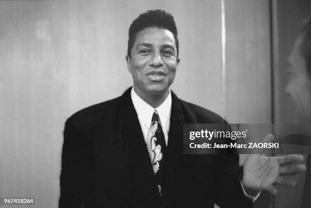 Portrait du chanteur de rhythm and blues pop, funk américain, Jermaine Jackson, également bassiste, producteur et auteur-composite de chansons lors...