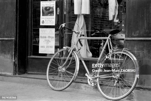 Vélo dans le quartier du Panier à Marseille, en France le 24 avril 1977.