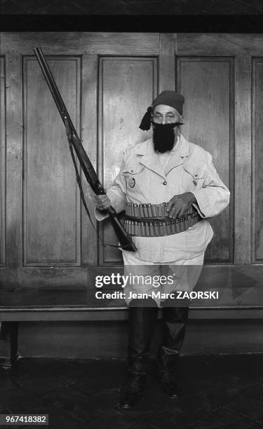 Tartarin de Tarascon, le héros du roman d'Alphonse Daudet, pose dans le salon de la mairie lors des fêtes de la Tarasque, fêtes traditionnelles du...