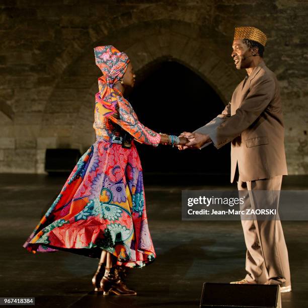 La chanteuse béninoise Angélique Kidjo et l'acteur ivoirien Isaach De Bankolé dans "Femme noire", spectacle d'après un poème de Léopold Sédar Senghor...