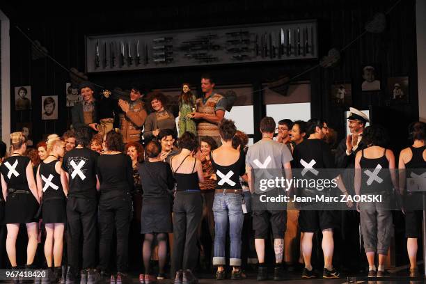 Des intermittents sur scene à la fin de la représentation de la générale d'Ariodante, dans le cadre du Festival, le 27 juin 2014, Aix-en-Provence,...