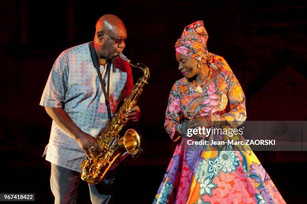 La chanteuse béninoise Angélique Kidjo et le saxophoniste camerounais Manu Dibango dans "Femme noire", spectacle d'après un poème de Léopold Sédar...