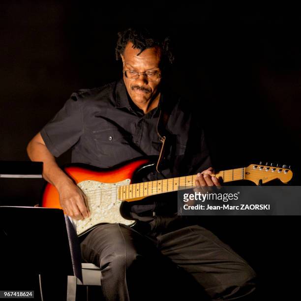 Le musicien américain Dominic James dans "Femme noire", spectacle d'après un poème de Léopold Sédar Senghor en hommage à la femme africaine, mis en...