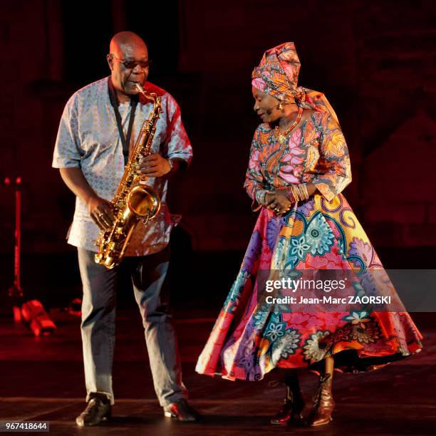 La chanteuse béninoise Angélique Kidjo et le saxophoniste camerounais Manu Dibango dans "Femme noire", spectacle d'après un poème de Léopold Sédar...