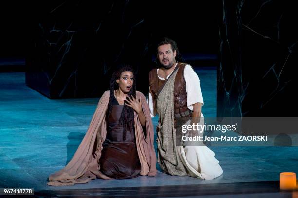 La soprano américaine Elena O'Connor et le ténor argentin Marcelo Alvarez dans « Aïda » , un opéra en quatre actes de Giuseppe Verdi sur un livret...