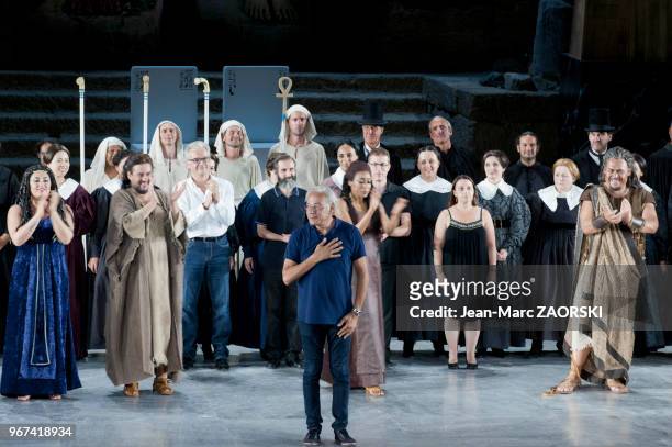 Le chef d'orchestre italien Paolo Arrivabeni, directeur musical de l'Opéra Royal de Wallonie à Liège, salue le public à l'issue de la générale d'«...
