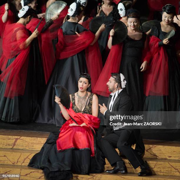 Ahlima Mhamdi , Pierre Doyen et le ch?ur des bohémiennes dans « La Traviata » de Giuseppe Verdi, un opéra en trois actes et un prologue sur un livret...