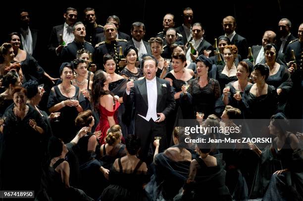 Ermonela Jaho, Francesco Meli et les choeurs dans « La Traviata » de Giuseppe Verdi, un opéra en trois actes et un prologue sur un livret de...