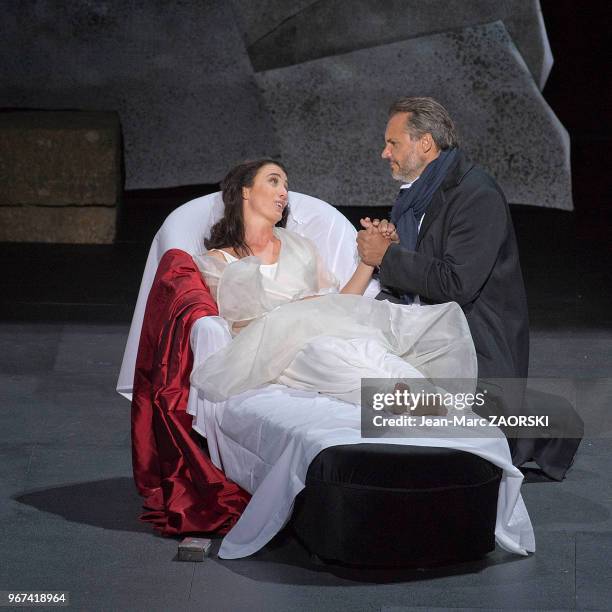 La soprano albanaise Ermonela Jaho et le ténor français Christophe Berry dans « La Traviata » de Giuseppe Verdi, un opéra en trois actes et un...