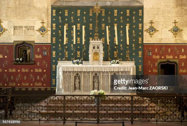 Vue du maitre-autel de la Chapelle de l'Hotel Dieu, ou repose Guigone de Salins, la veuve du chancelier fondateur Rolin aux Hospices de Beaune, a...