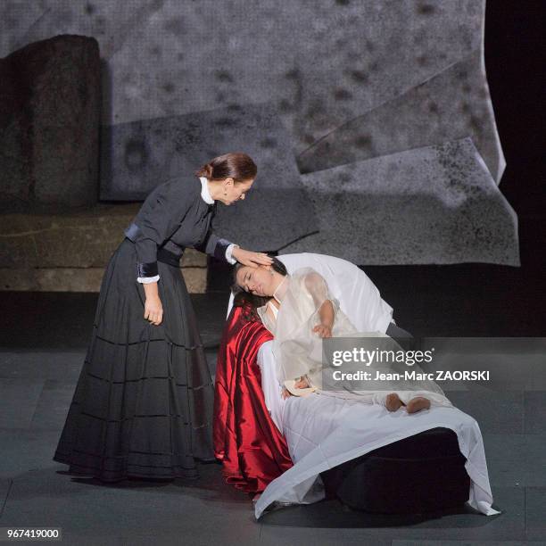 La soprano albanaise Ermonela Jaho et Anne-Marguerite Werster dans « La Traviata » de Giuseppe Verdi, un opéra en trois actes et un prologue sur un...