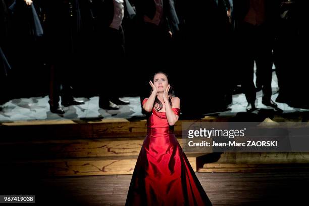 Ermonela Jaho dans « La Traviata » de Giuseppe Verdi, un opéra en trois actes et un prologue sur un livret de Francesco Maria Piave d?après le roman...