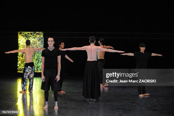 Soleils, ballet de danse contemporaine de Pierre Droulers, figure clef de la danse en Belgique, le 26 juin 2013 ici au Festival de Marseille, France....