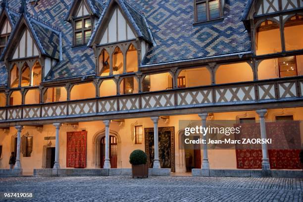 Vue de la cour d'honneur de l'Hotel-Dieu, des Hospices de Beaune, inaugur??s par son fondateur le chancelier Nicolas Rolin en 1451, a la tombee de la...