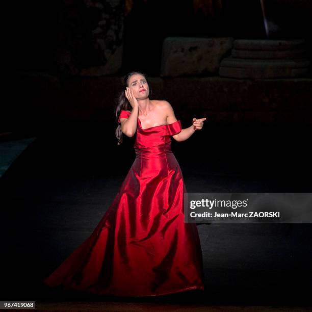 Ermonela Jaho dans « La Traviata » de Giuseppe Verdi, un opéra en trois actes et un prologue sur un livret de Francesco Maria Piave d?après le roman...