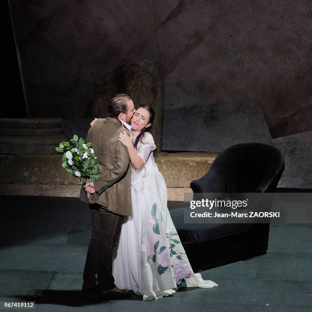 La soprano albanaise Ermonela Jaho et le ténor italien Francesco Meli dans « La Traviata » de Giuseppe Verdi, un opéra en trois actes et un prologue...