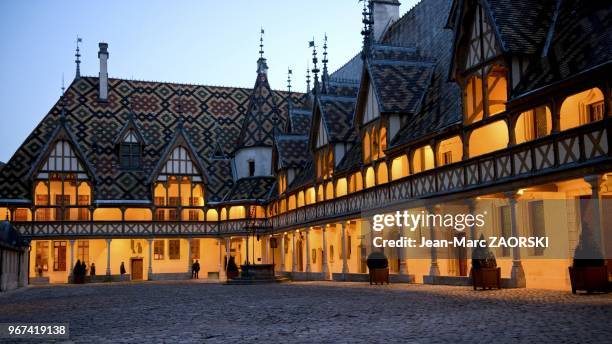 Vue de la cour d'honneur de l'Hotel-Dieu, des Hospices de Beaune, inaugur??s par son fondateur le chancelier Nicolas Rolin en 1451, a la tombee du...