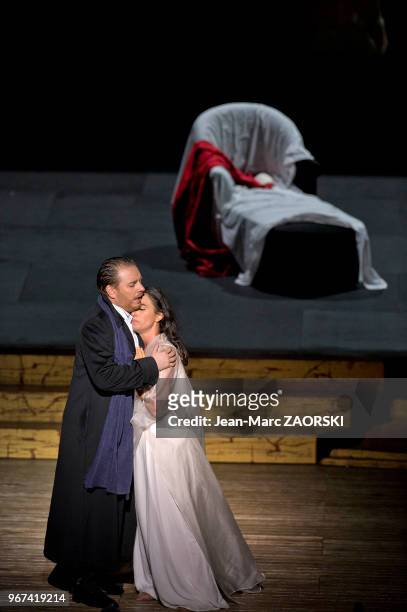 La soprano albanaise Ermonela Jaho et le ténor italien Francesco Meli dans « La Traviata » de Giuseppe Verdi, un opéra en trois actes et un prologue...