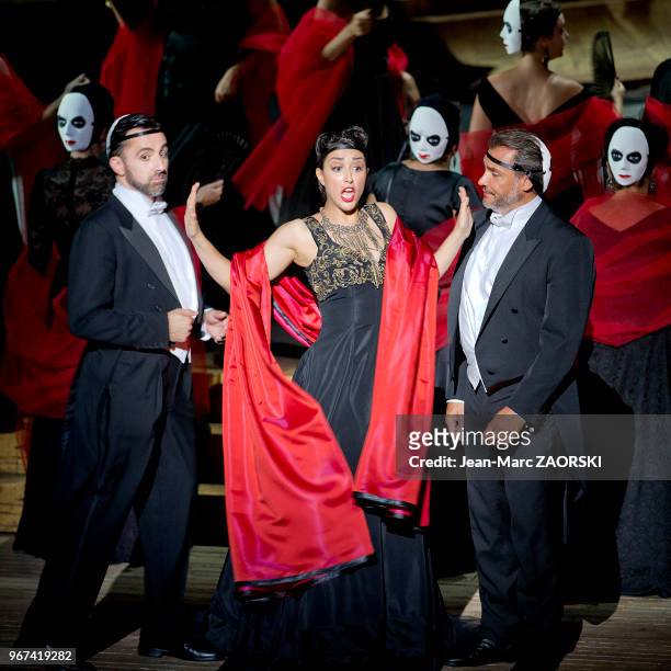 Ahlima Mhamdi , Nicolas Testé à droite et Pierre Doyen dans « La Traviata » de Giuseppe Verdi, un opéra en trois actes et un prologue sur un livret...